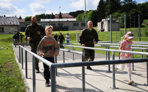 říslušníci 231. praporu územní obrany pomáhali dětem na překážkové dráze