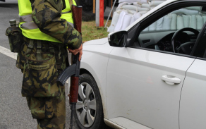 kontrolní činnost na vjezdu do objektu