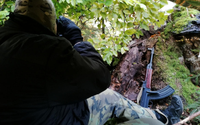 Voják AZ při pozorování zájmového prostoru