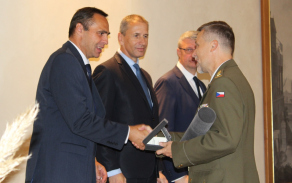 předání ocenění, autor: plk. Cyprisová (převzato z www.army.cz)