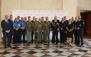společná fotografie oceněných, autor: plk. Cyprisová (převzato z www.army.cz)