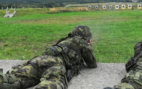 střelba ze samopalu